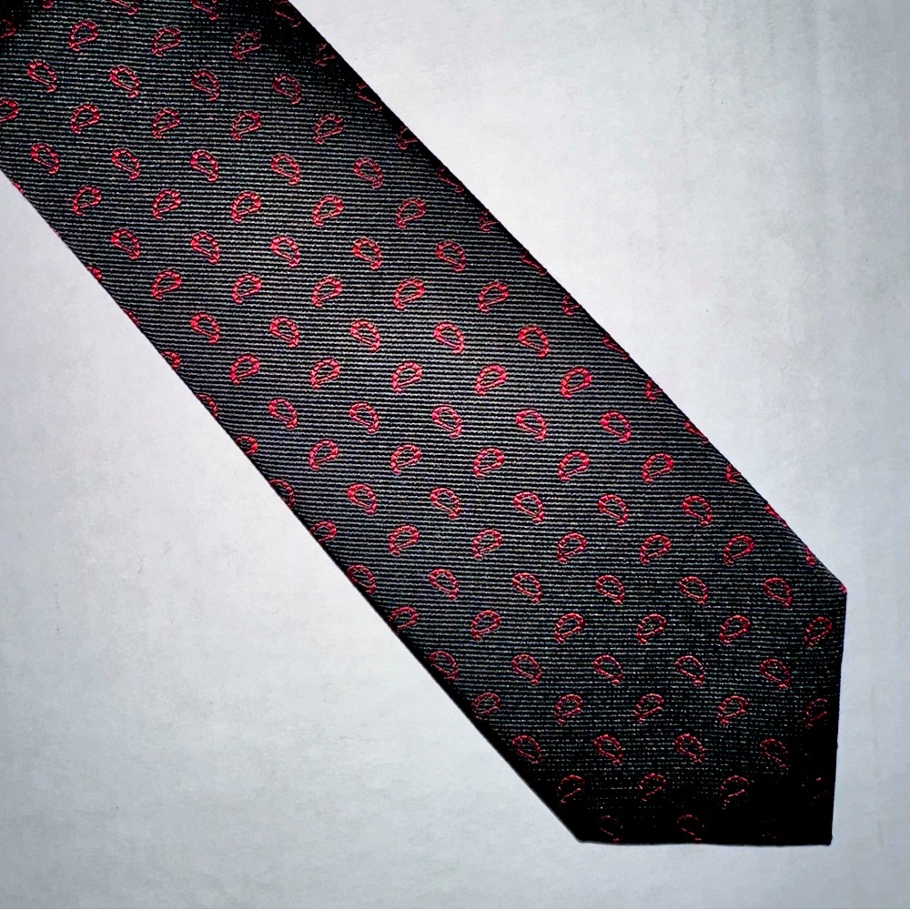 Pura Seta 100% Silk Black Tie with Sophisticated Red Paisley Design